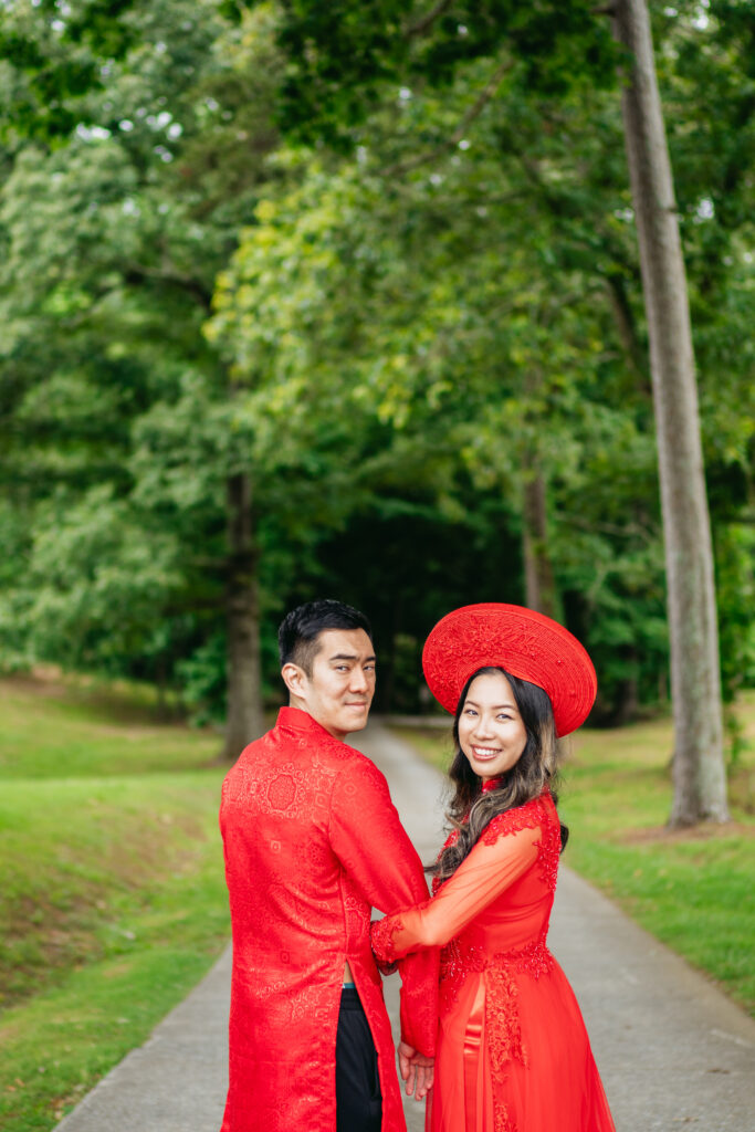 Outdoor engagement photos at Buford park