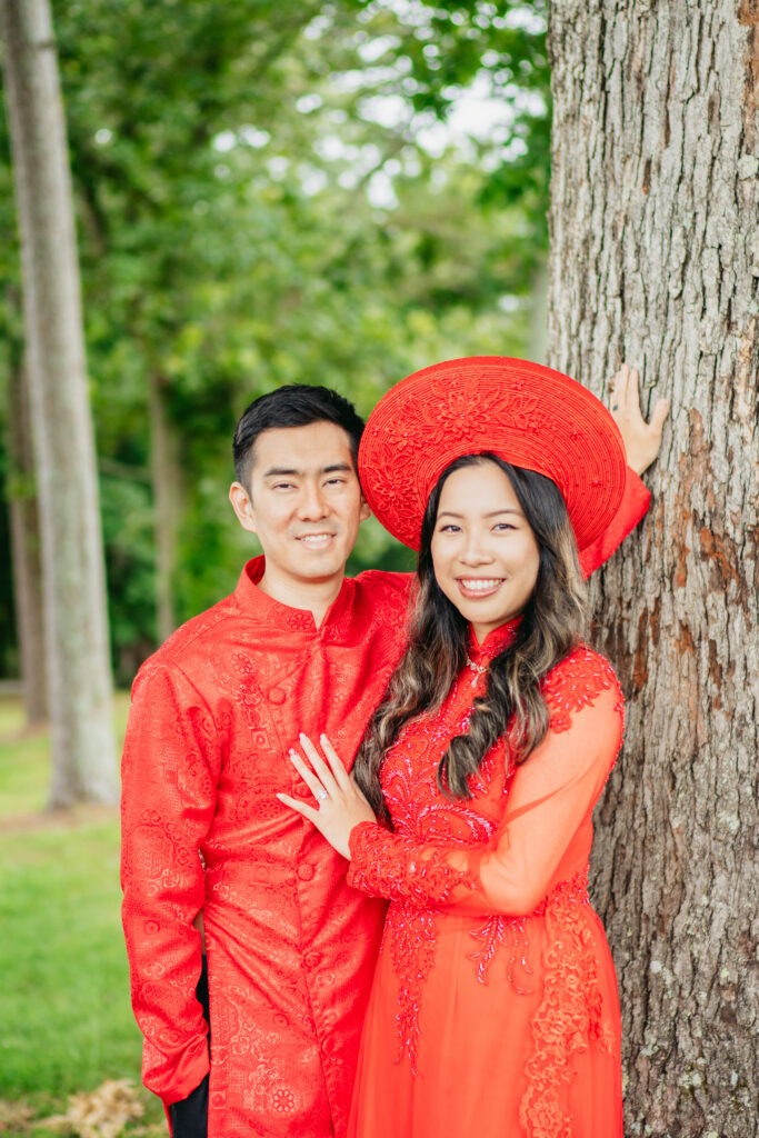 Outdoor engagement photos at Buford park