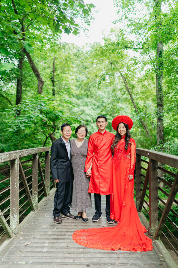 Outdoor engagement photos at Buford park