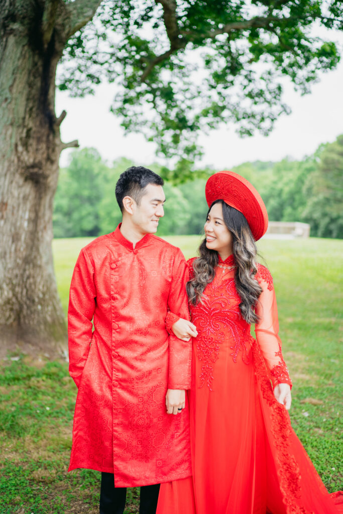 Outdoor engagement photos at Buford park