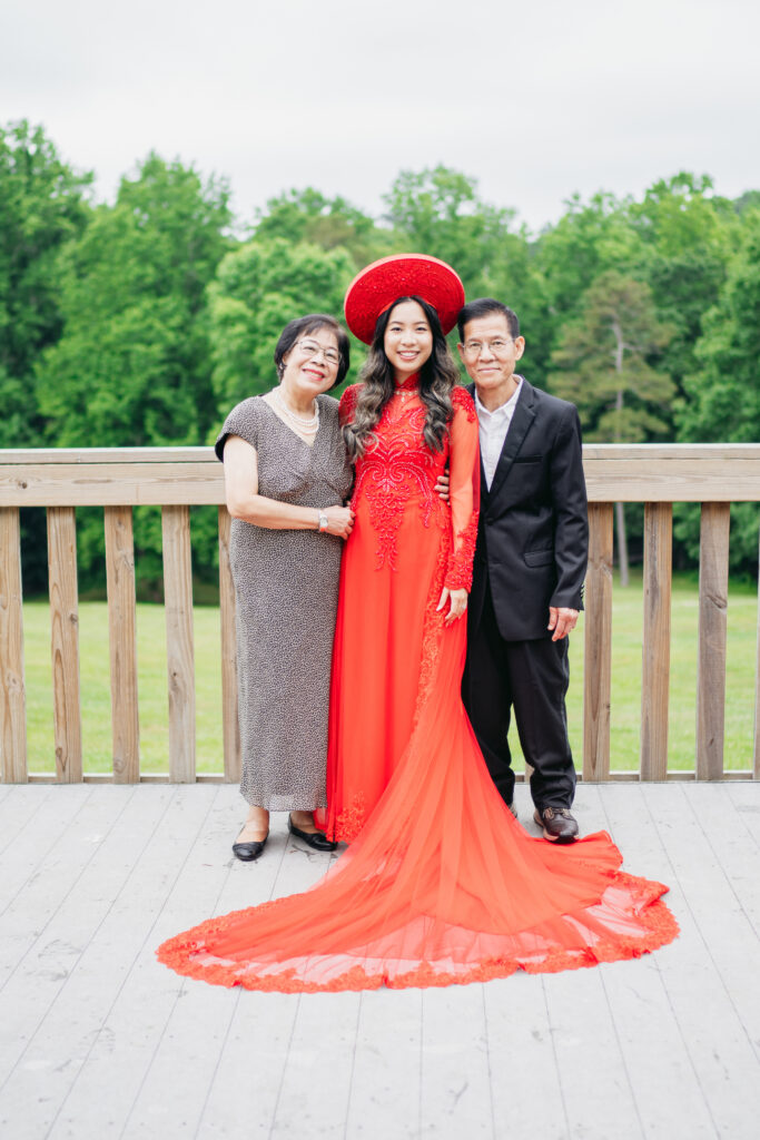 Outdoor engagement photos at Buford park