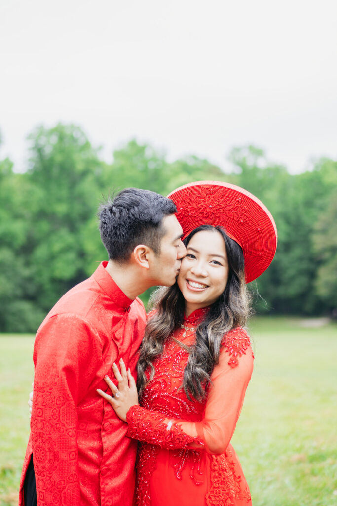 Outdoor engagement photos at Buford park