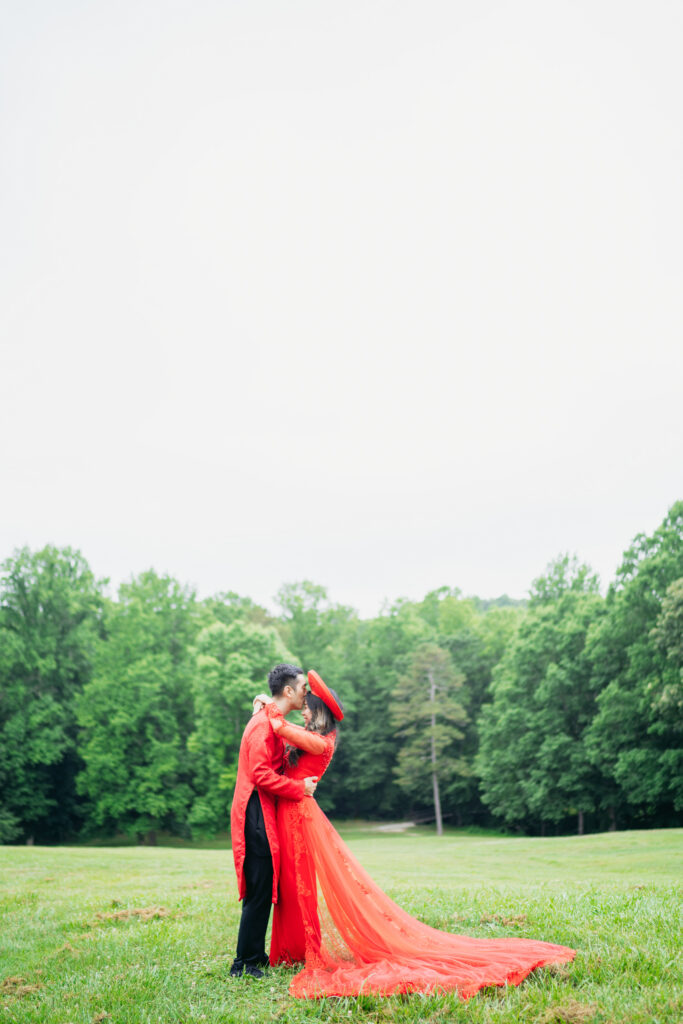 Outdoor engagement photos at Buford park