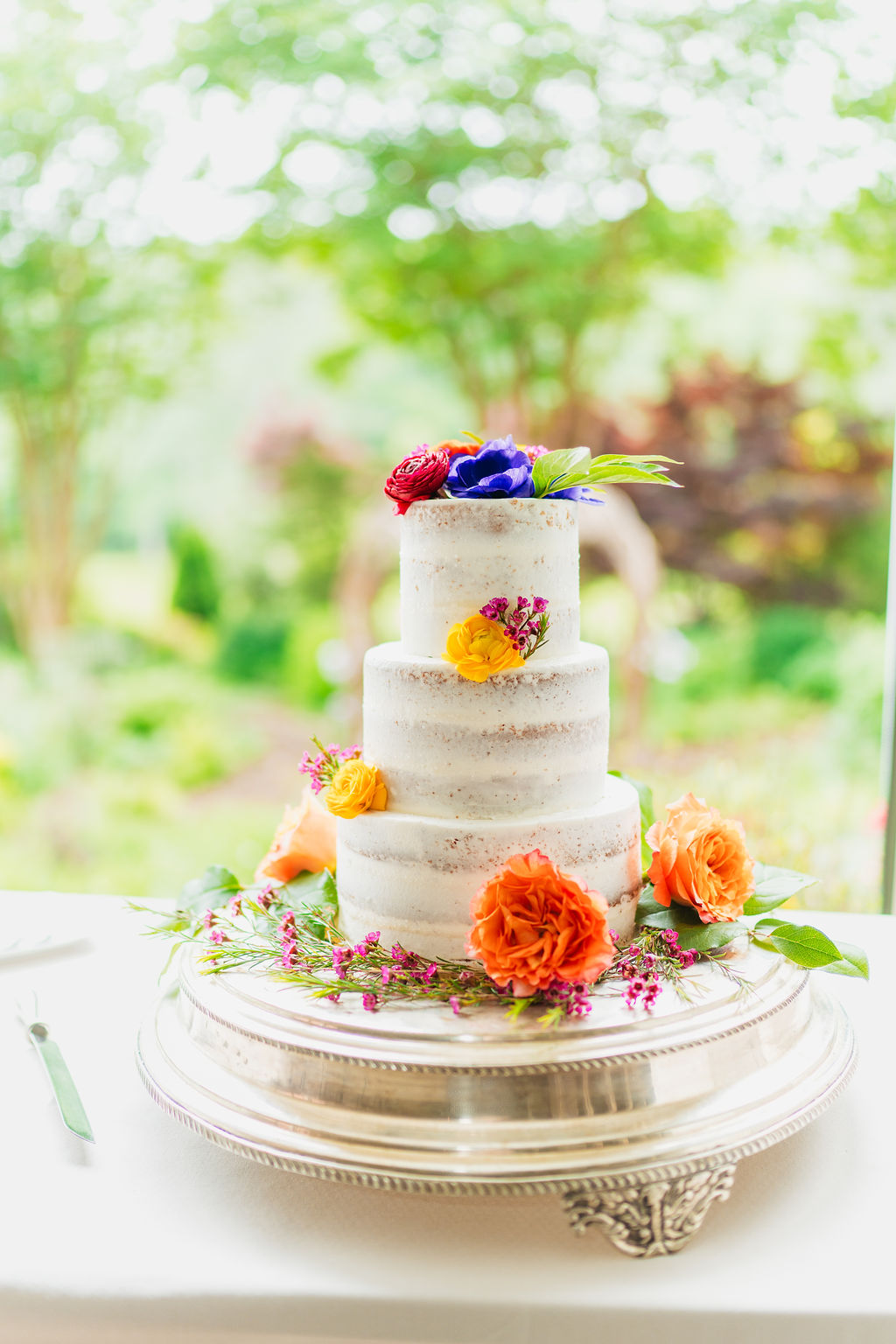 Cake cutting during intimate Glen-Ella Springs wedding reception

